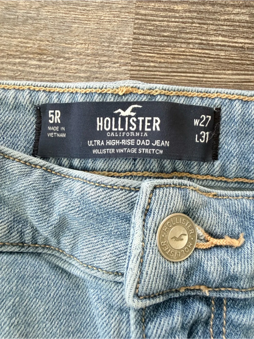Hollister Ultra High Rise Dad Jeans Light Wash Distressed 27 5R